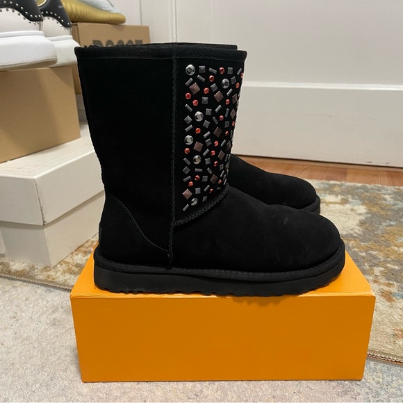 EUC Women’s Size 6 (Euro Sz 37) UGG Classic Short Stud II Winter Boote In Black - Picture 7 of 15